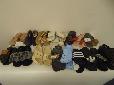 Lot 1090 - 17x Pairs of slippers / slides in various...