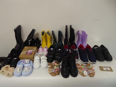 Lot 1091 - 19x Pairs of children's shoes in various...