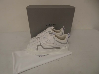 Lot 1906 - Cleens essential skate trainers in frost size...