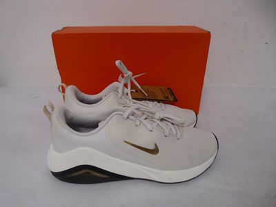 Lot 1908 - Nile air zoom bella 7 trainers in phantom size...