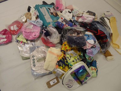 Lot 1932 - Selection of children's and baby accessories