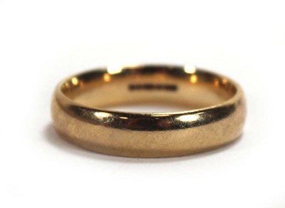 Lot 656 - A 9ct yellow gold band ring, band w. 5.5 mm,...