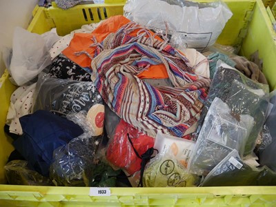 Lot 1933 - Pallet containing mixed ladies and men's clothing