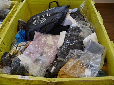 Lot 1940 - Pallet containing mixed ladies and men's clothing
