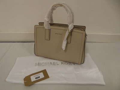Lot 1942 - Michael Kors handbag in beige with dust bag