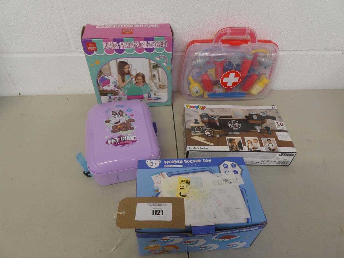 Lot Lehoo Castle hair salon play set, doctors kit...