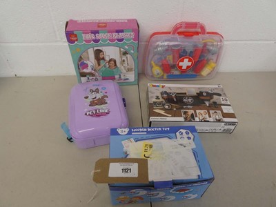 Lot Lehoo Castle hair salon play set, doctors kit...