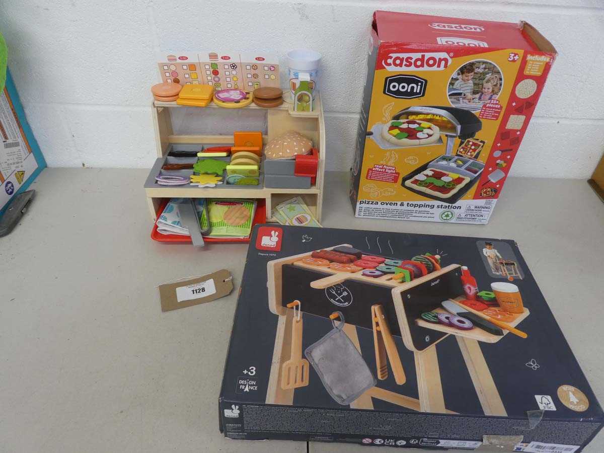 Lot Casdon pizza oven and topping station, Janod...