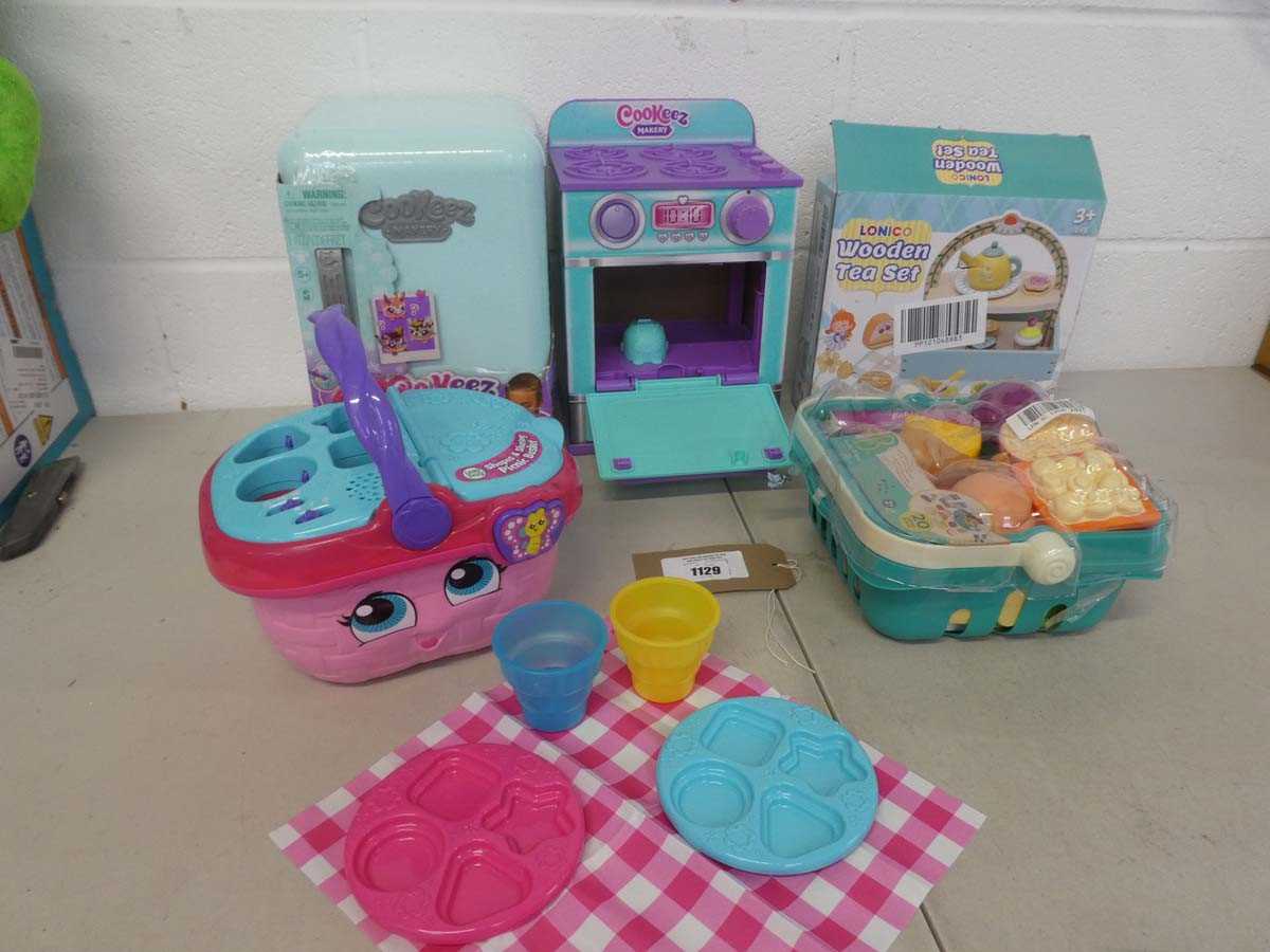 Lot Cookeez Makery fridge, Cookeez Makery oven,...