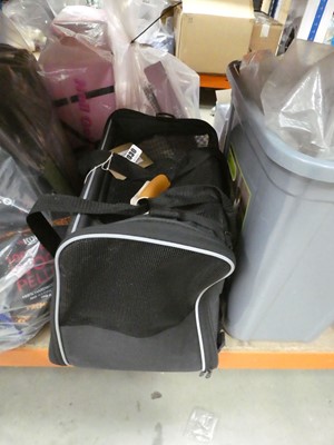 Lot 3030 - 30L pet food container and Morpilot pet carrier