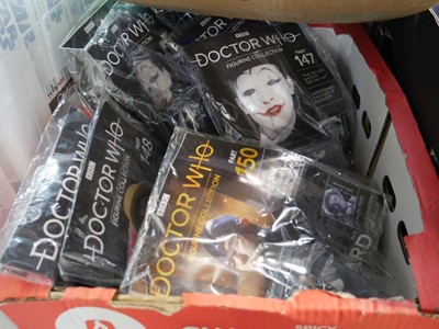 Lot 1487 - Crate containing Doctor Who magazines and...