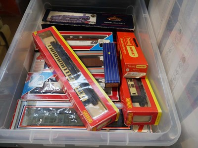 Lot 1489 - Crate containing model railway carriages and...