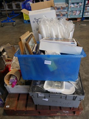 Lot 1516 - Pallet of assorted home wares incl. glass,...