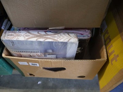 Lot 1521 - 2 boxes of various bedding sheets and duvet sets
