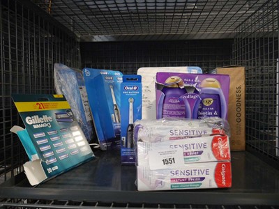 Lot 1551 - Cage of dental hygiene and other personal care...