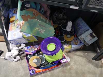 Lot 1560 - Under bay of various childrens toys incl....