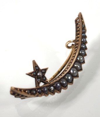 Lot 406 - A 19th century yellow metal and seed pearl...