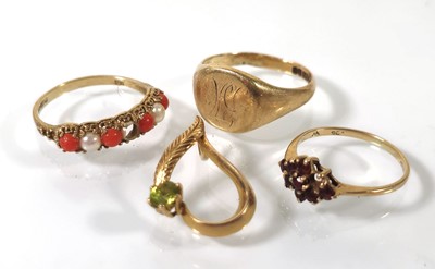 Lot 407 - A collection of 9ct yellow gold jewellery to...