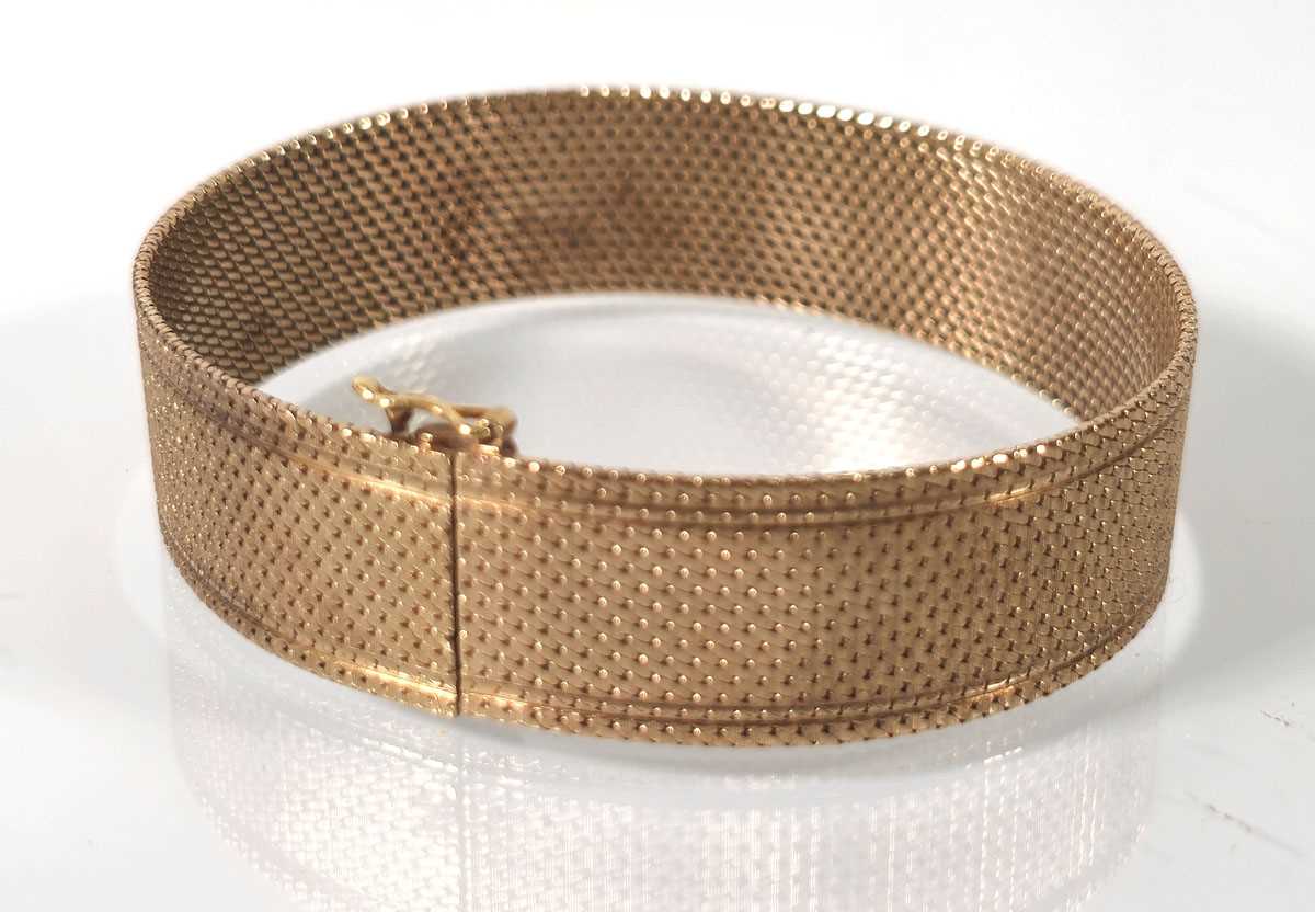 Lot 409 - A 9ct gold mesh bracelet. Approx. weight 27.3g