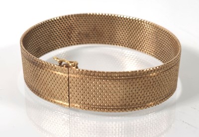 Lot 409 - A 9ct gold mesh bracelet. Approx. weight 27.3g