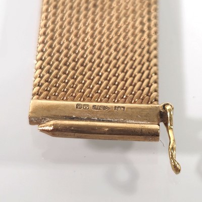 Lot 409 - A 9ct gold mesh bracelet. Approx. weight 27.3g