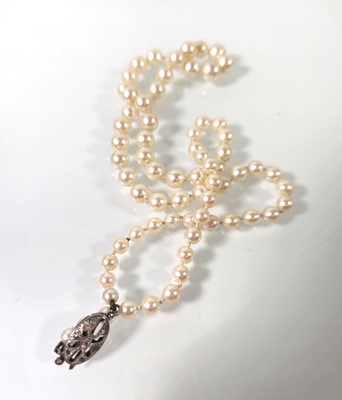 Lot 411 - An early 20th century string of cultured...