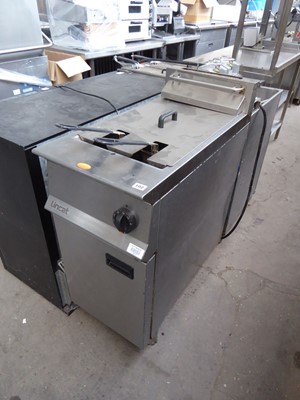 Lot 102 - 40cm electric Lincat single tank fryer with 2...