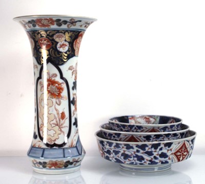 Lot 251 - A graduated set of three Japanese Export bowls,...