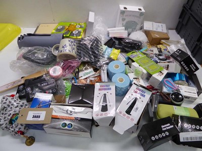 Lot 3605 - Large bag of assorted household items