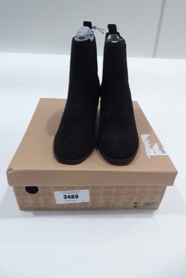Lot 3489 - Osprey London black boots size UK5 (boxed)