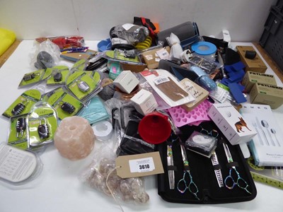Lot 3610 - Large bag of assorted household items