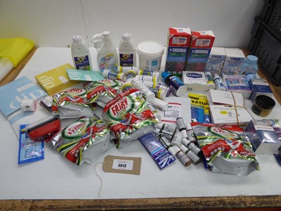 Lot 3613 - Household cleaning products, glue, paint...