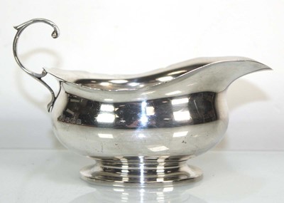 Lot 382 - An early 20th century silver sauce boat of...