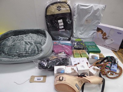 Lot 3640 - Pet bed, Pet carriers, cat radiator bed, Pet...