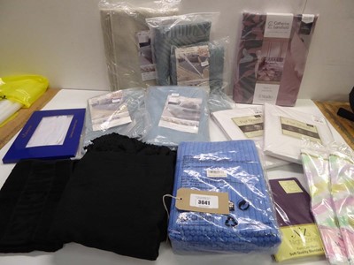 Lot 3641 - King size duvet set, flat sheets, pillowcases,...