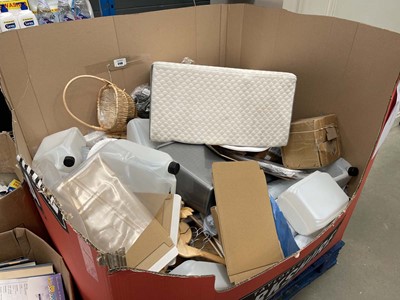 Lot 3158 - Large pallet containing assorted household items