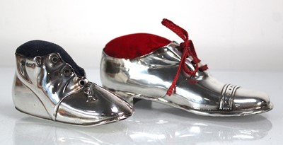 Lot 390 - A novelty silver pin cushion modelled as a...