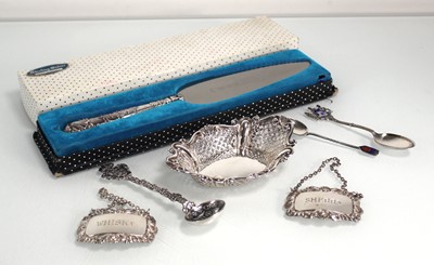 Lot 406 - A group of silver and metalware comprising a...