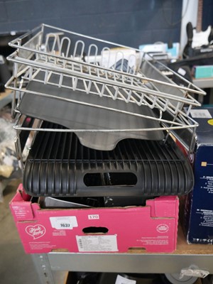 Lot 1637 - Assorted kitchenware to include loose dish racks