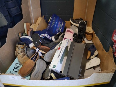 Lot 1101 - Pallet containing used or odd shoes
