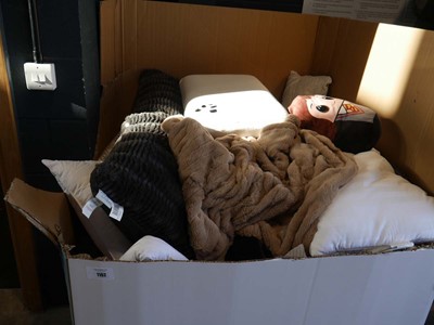 Lot 1102 - Pallet containing mixed bedding to include...