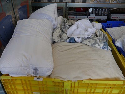 Lot 1104 - Pallet containing mixed bedding to include...
