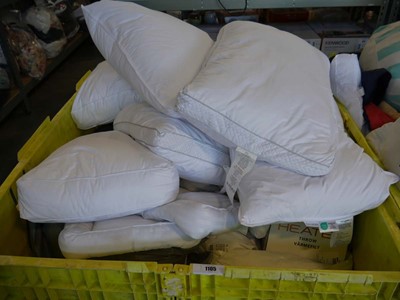 Lot 1105 - Pallet containing mixed bedding to include...