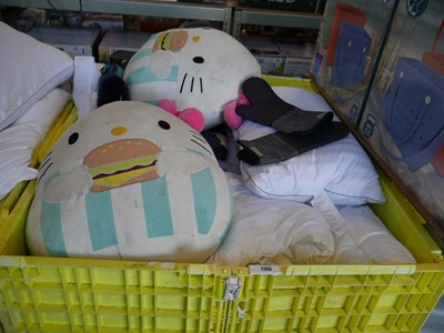 Lot 1106 - Pallet containing mixed bedding to include...