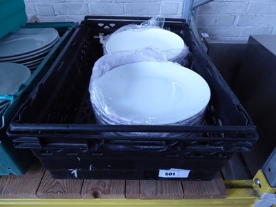 Lot 601 - Tray of approx. 24 26cm assorted dinner plates