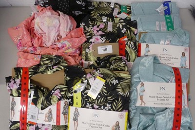 Lot 1147 - A bag containing a qty of ladies...