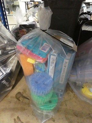 Lot 3049 - Lot containing sponges, vinyl gloves etc.