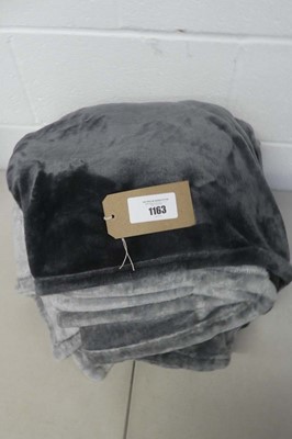 Lot 1163 - Xlarge grey Ombre throw