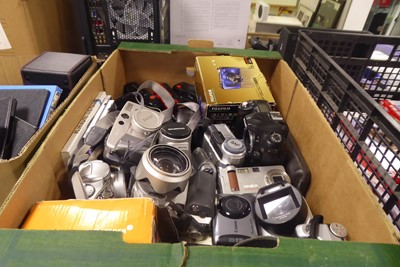 Lot 2255 - Box containing various cameras and camera...