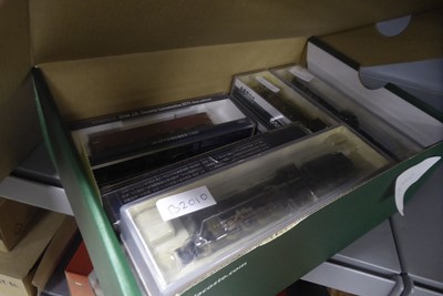 Lot 2266 - Box containing model trains
